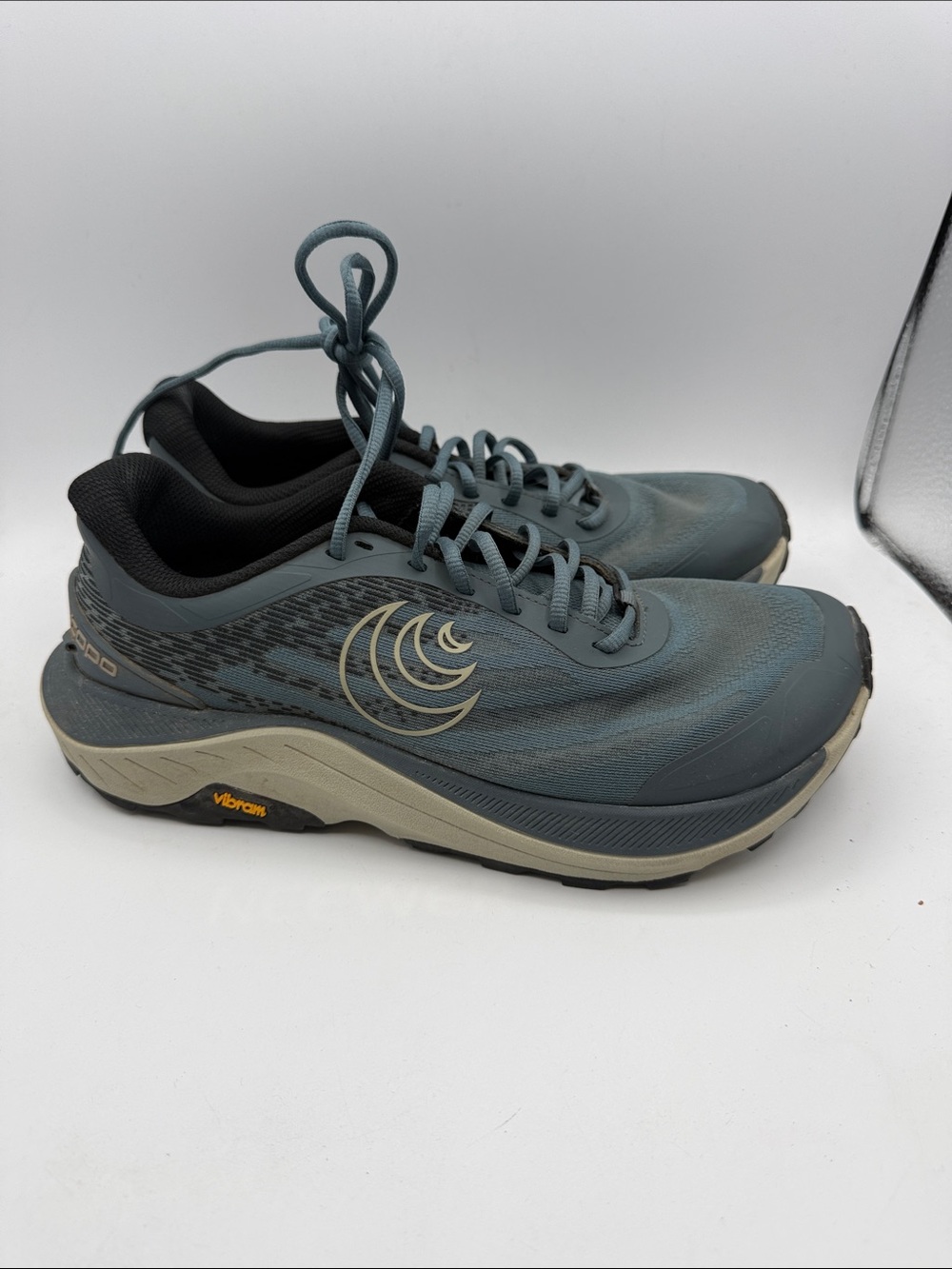 TOPO ULTRA VENTURE 4 women’s 9 Teal and Cream Cushioned Trail Sneakers S15